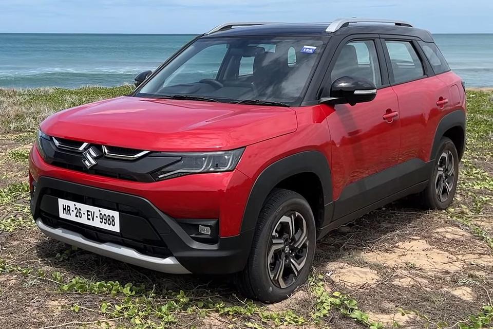 Maruti Brezza red with black roof, front three-quarter view